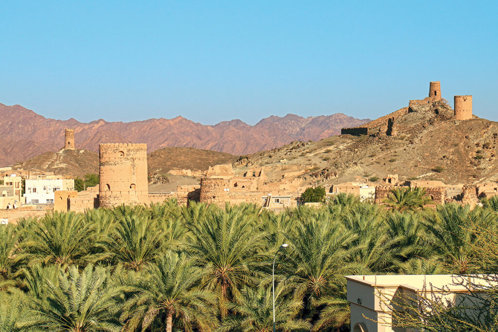 Türme von Al-Mudayrib im Norden der Wahiba-Wüste, Oman