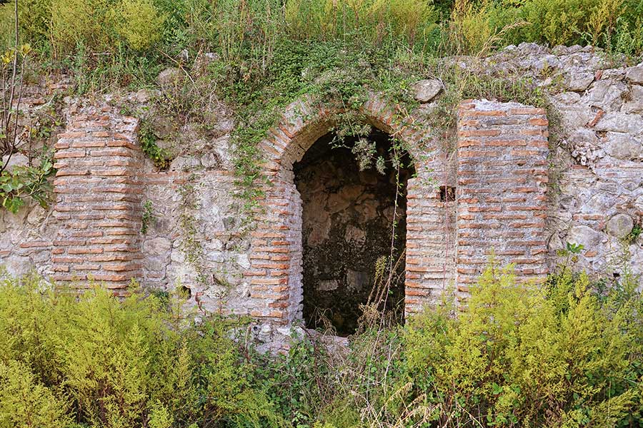 Reste der Therme in Ad-Quintum, heute Bradashesh, an der Via Egnatia
