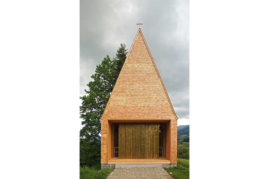 Moderne Holzkapelle im Krumbacher Ortsteil Salgenreute