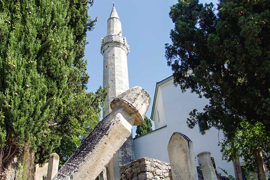 Ein Moscheeturm überragt alte Grabsteibe