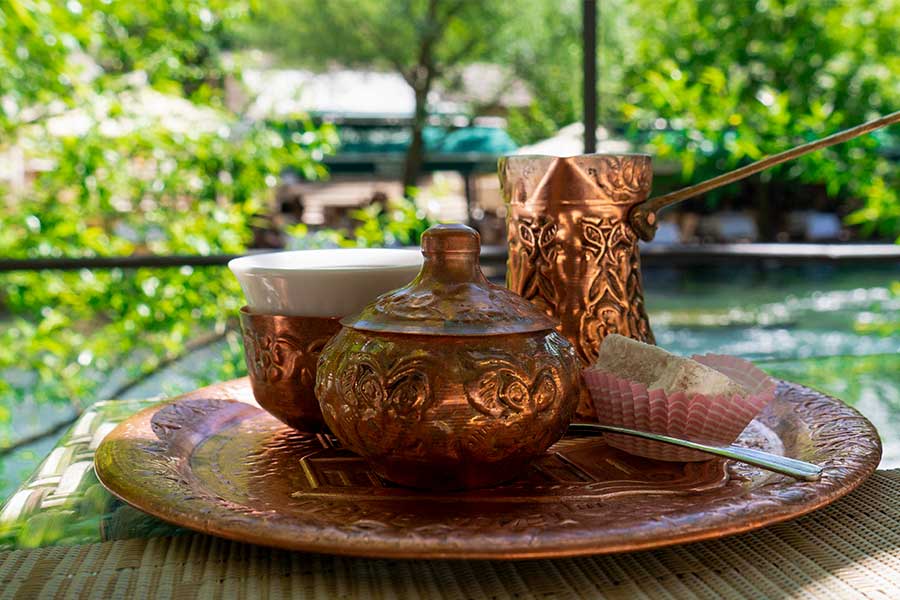 Ein Tablett mit türkischem Kaffee auf einem Terassentisch über dem Fluss
