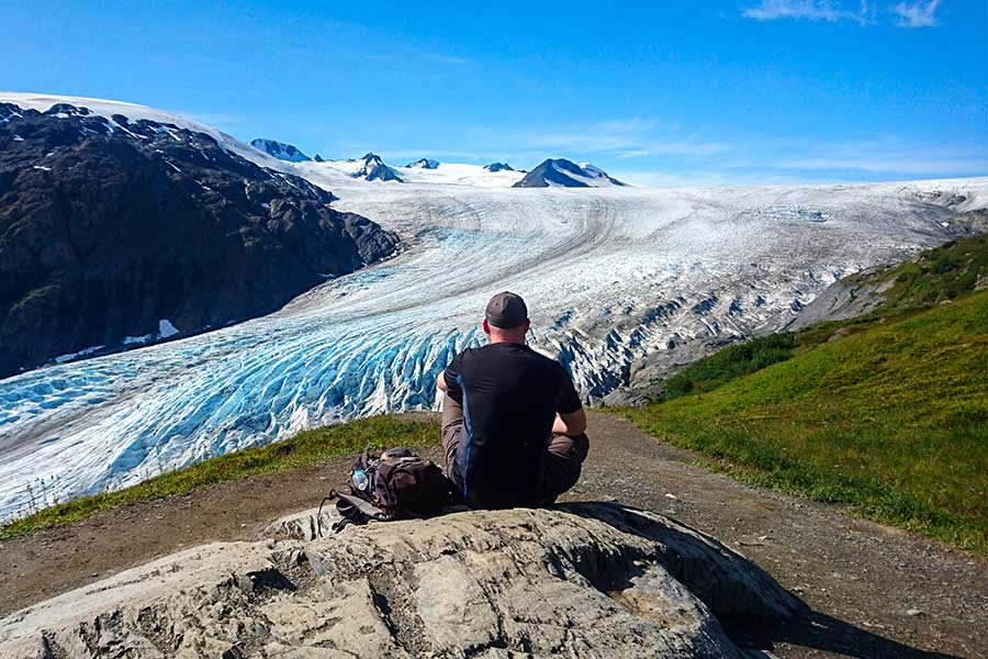 Ein Mann betrachtet den Exit Glacier