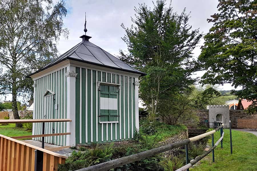 Eine grün-weiß gestreifte Holzhütte