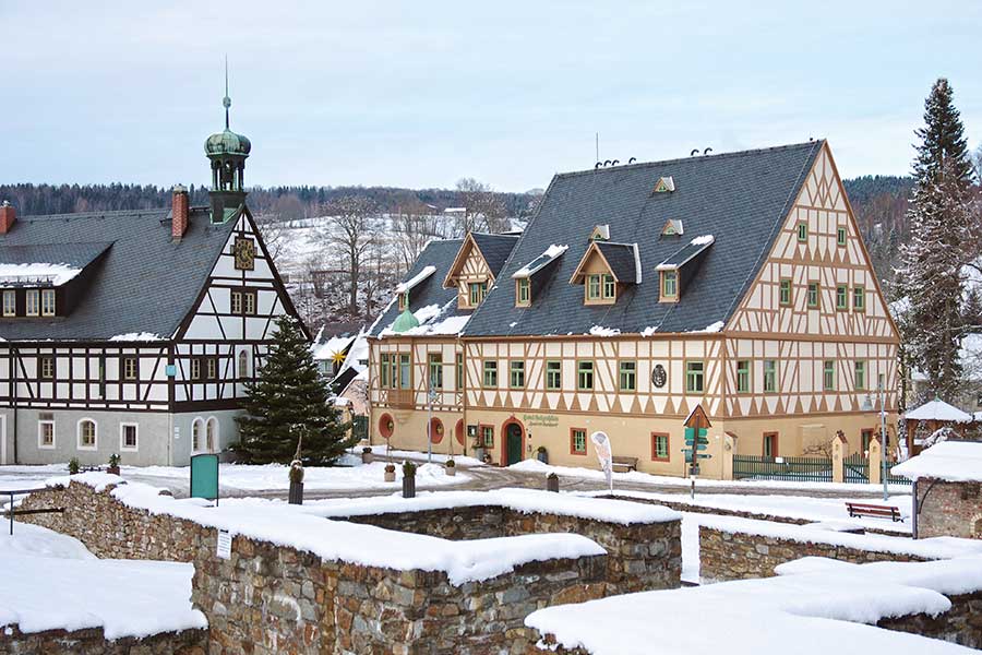 Fachwerkgebäude und schneebedeckte Umgebung