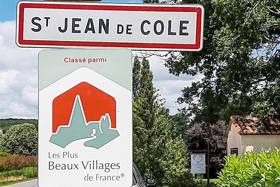 Ortschild von Saint-Jean und Schild von »Les plus beaux villages de France«