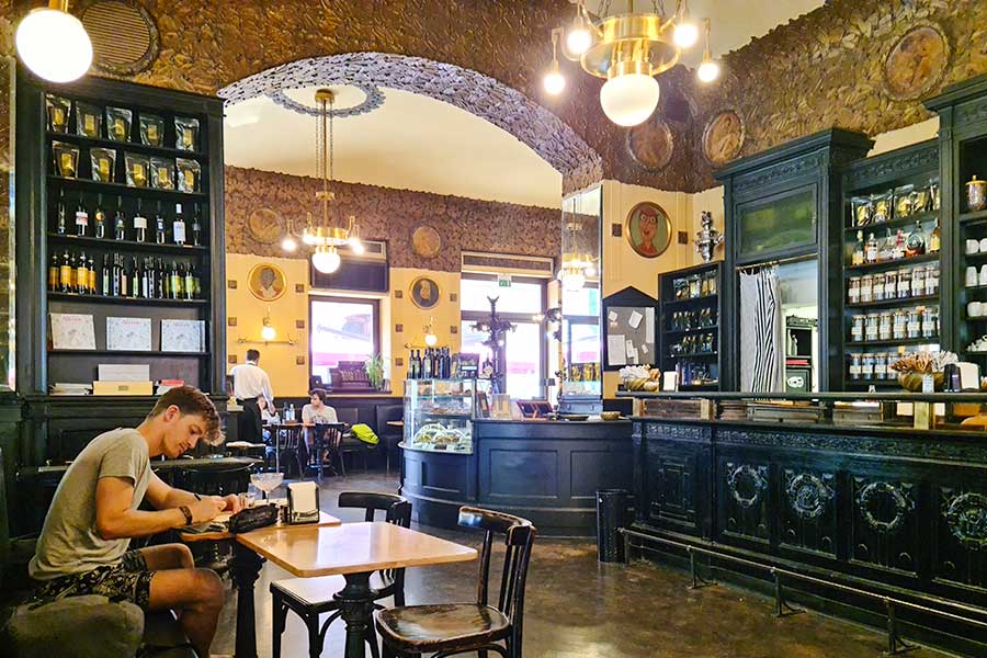 Blick in ein Jugendstilkaffeehaus in Triest