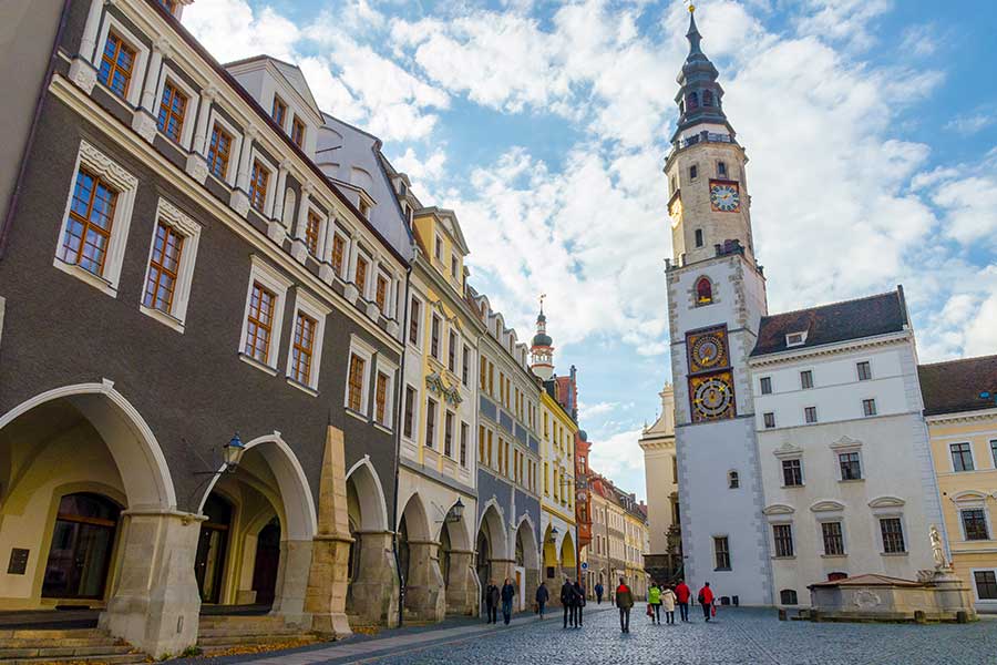Mittelalterlicher Görlitzer Marktplatz mir Kolonnaden und Uhrturm
