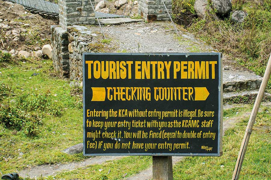 Schild mit Hinweis auf Touristen-Permit