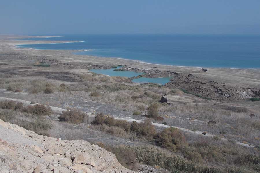 Wassergefüllte Einsturzkrater in der Uferzone des Toten Meeres
