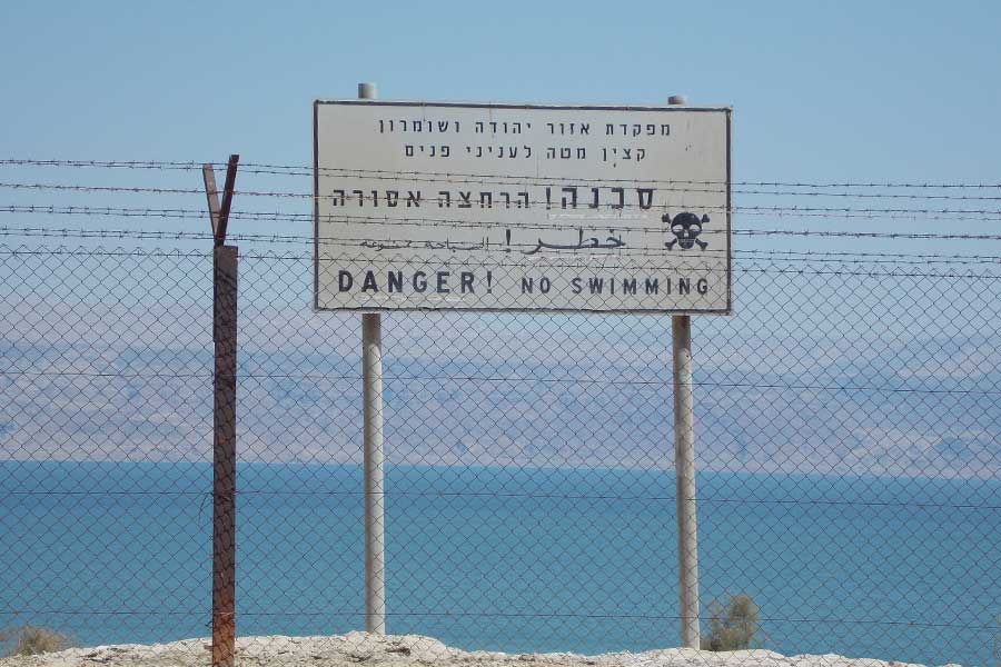 Warnschild und Zaum am Toten Meer