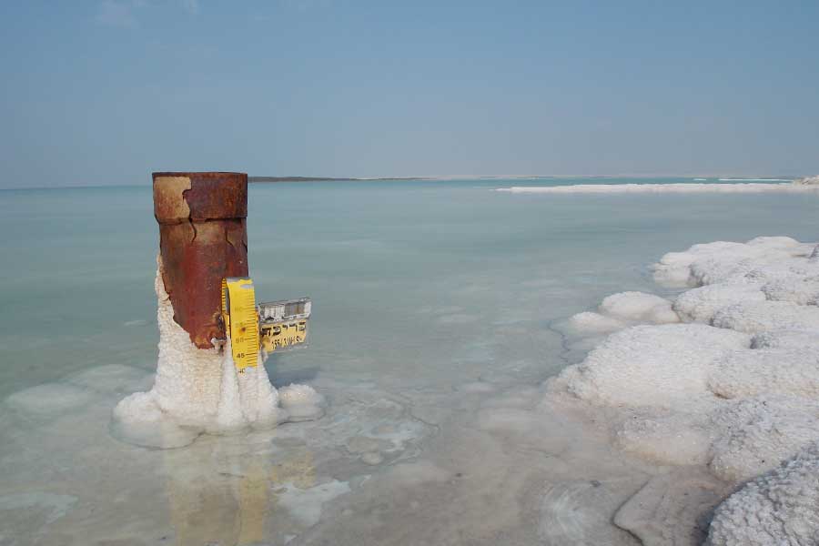 Weiße Salzkrusten bedecken die Uferbereiche
