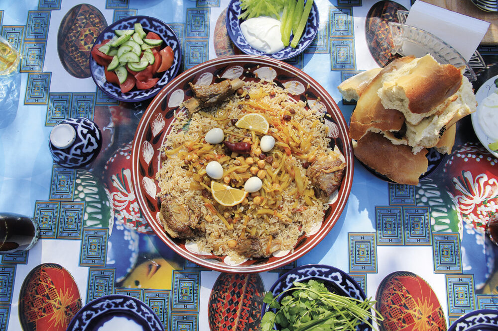 Plov usbekischer Reistopf mit Beilagen