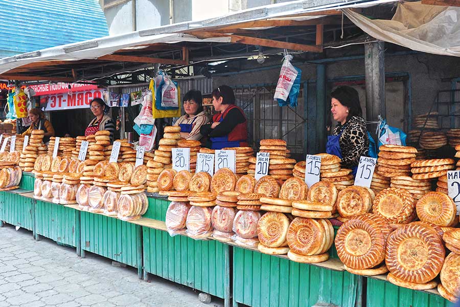 Langer Marktstand mit Fladenbroten in Osch, Kirgistan