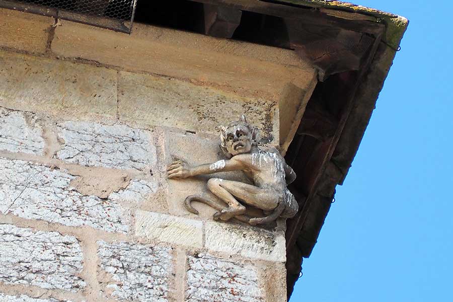 Dämonenskulptur am Turm der Pont Valentré in Cahors Südwestfrankreich